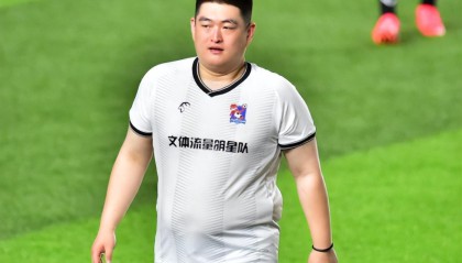 满身肥肉跑不动，还能连连进球，赵本山儿子赢麻了，都是人情世故