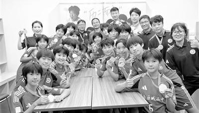 爱游戏平台体验-校园里的“铿锵玫瑰”