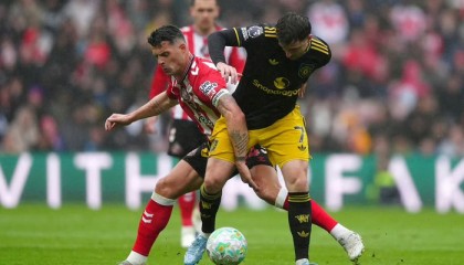 AYX GAMES-曼联0比0闷平桑德兰，23轮进球纪录终结，B费遭肘击未判|英超|勒费埃|库尼亚|布罗贝伊|联赛_新浪体育_新浪新闻